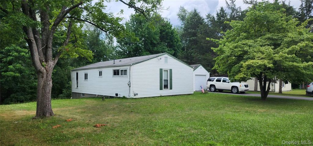 48 Gleason Boulevard, Pleasant Valley