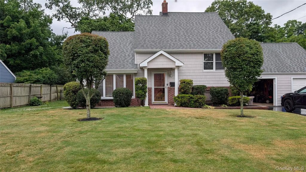 7 Oaktree Lane, Huntington Station