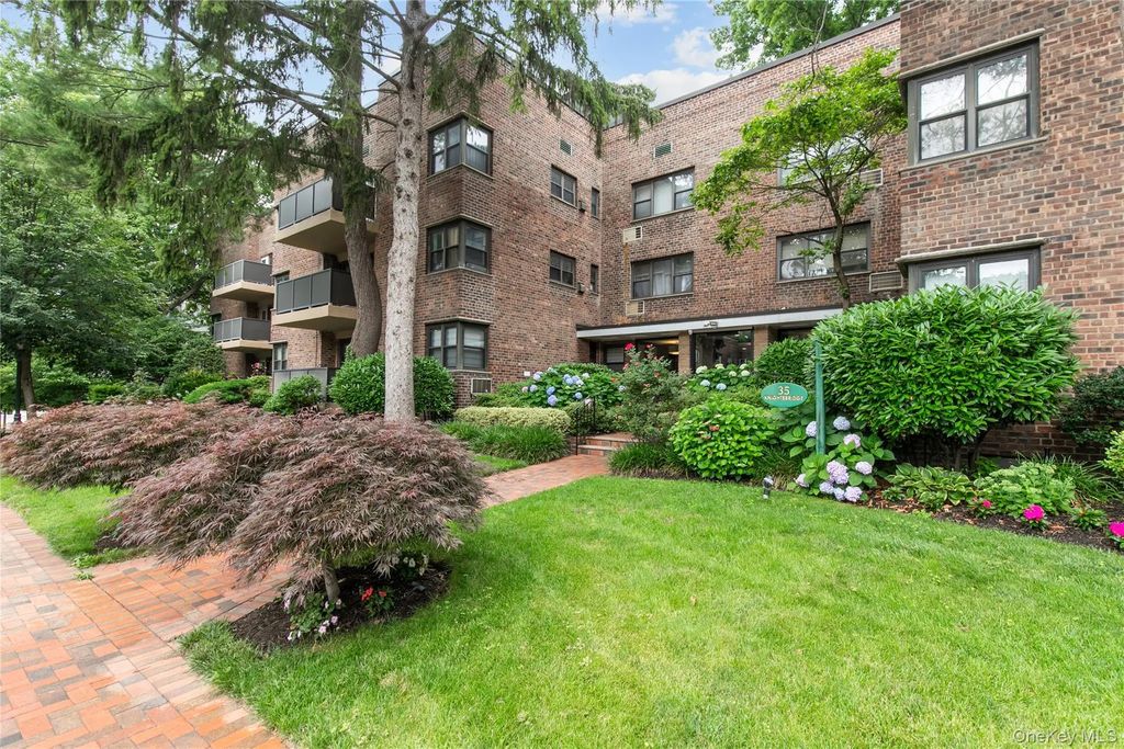 35 Knightsbridge Road # 2-b, Great Neck