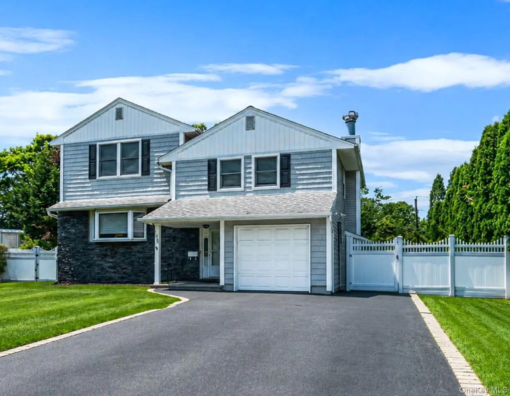 108 Keswick Drive, East Islip