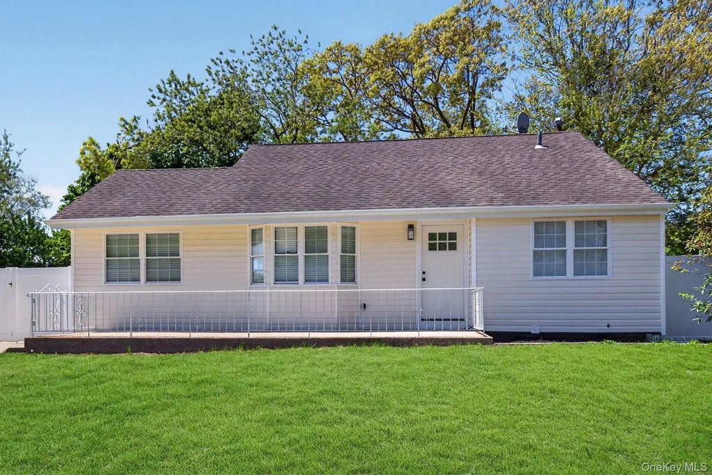 23 Champlain Street, Port Jefferson Station