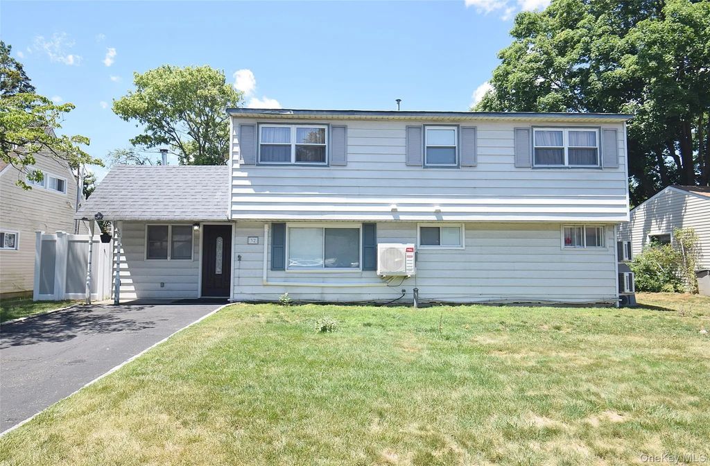 32 W Cabot Lane, Westbury
