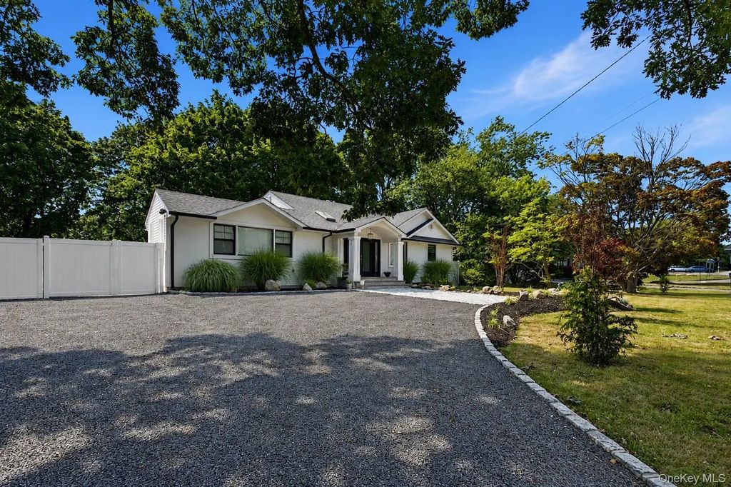 566 Locust Avenue, Oakdale