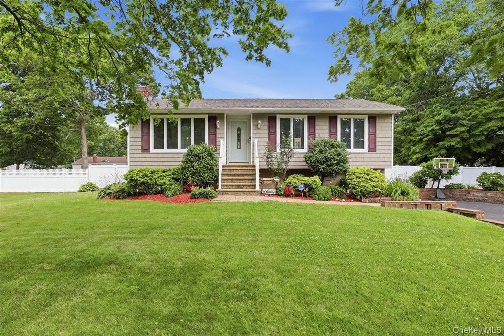105 Greenhaven Drive, Port Jefferson Station