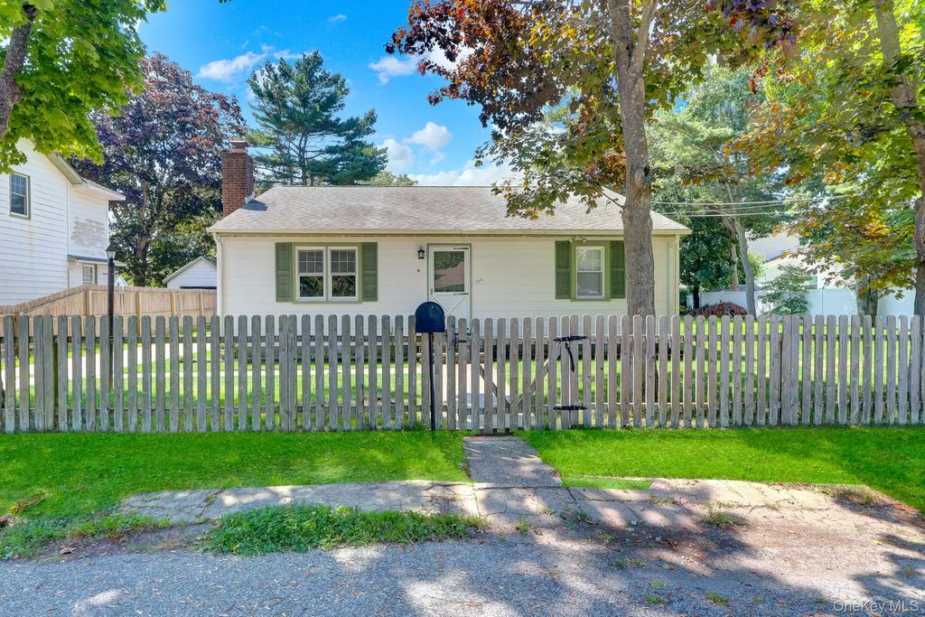 100 Lincoln Drive, Mastic Beach