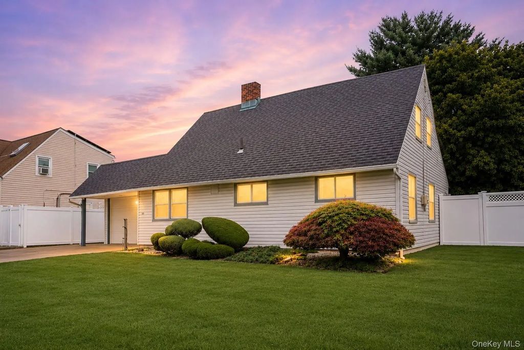 30 Bent Lane, Levittown
