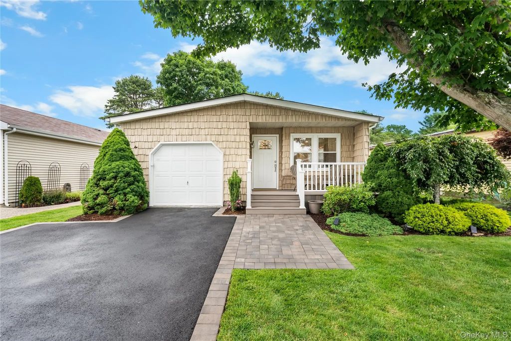 16 Dogwood Lane, Manorville