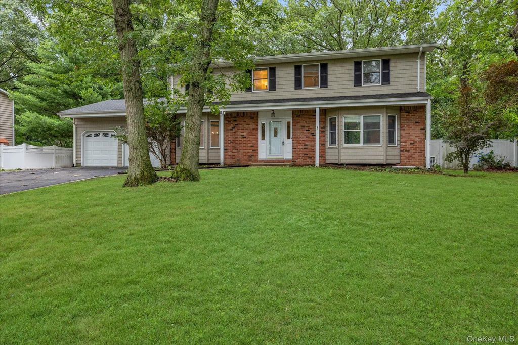 8 Julia Circle, East Setauket