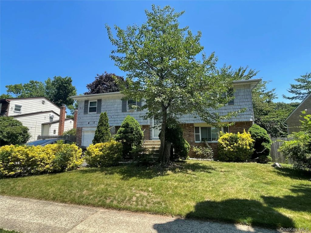 110 Greenway Drive S, Syosset