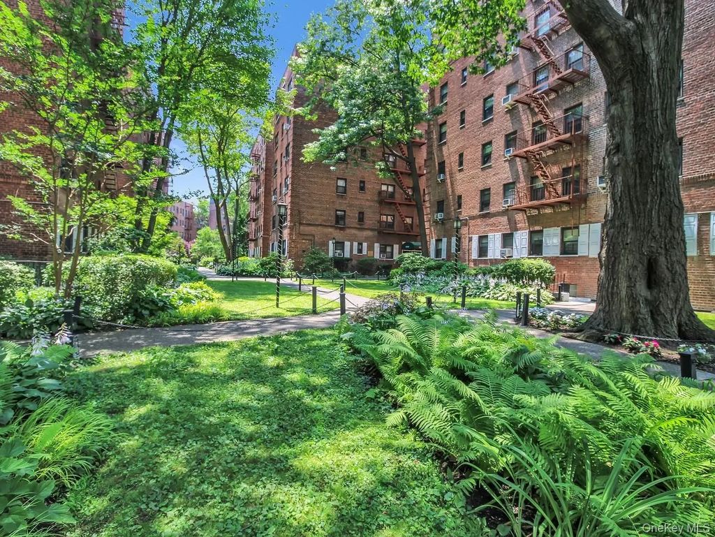 118-60 Metropolitan Avenue # 1a, Kew Gardens