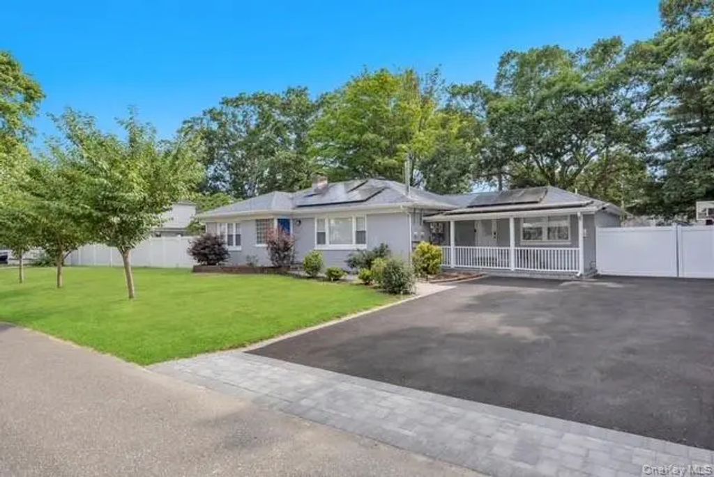186 W 4th Street, Deer Park