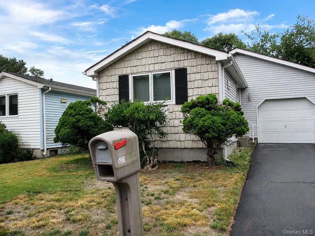 5131 Village Circle E, Manorville