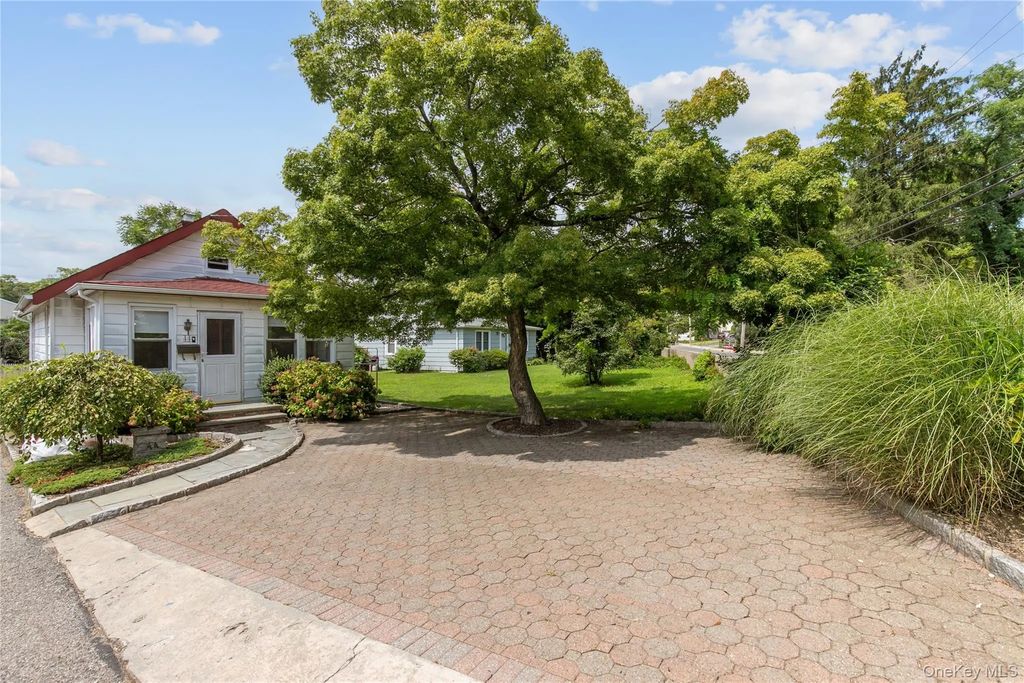 44 Perry Avenue, Bayville