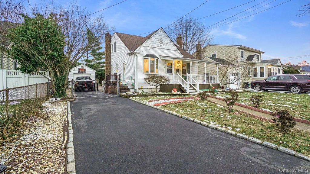 2496 Camp Avenue, North Bellmore