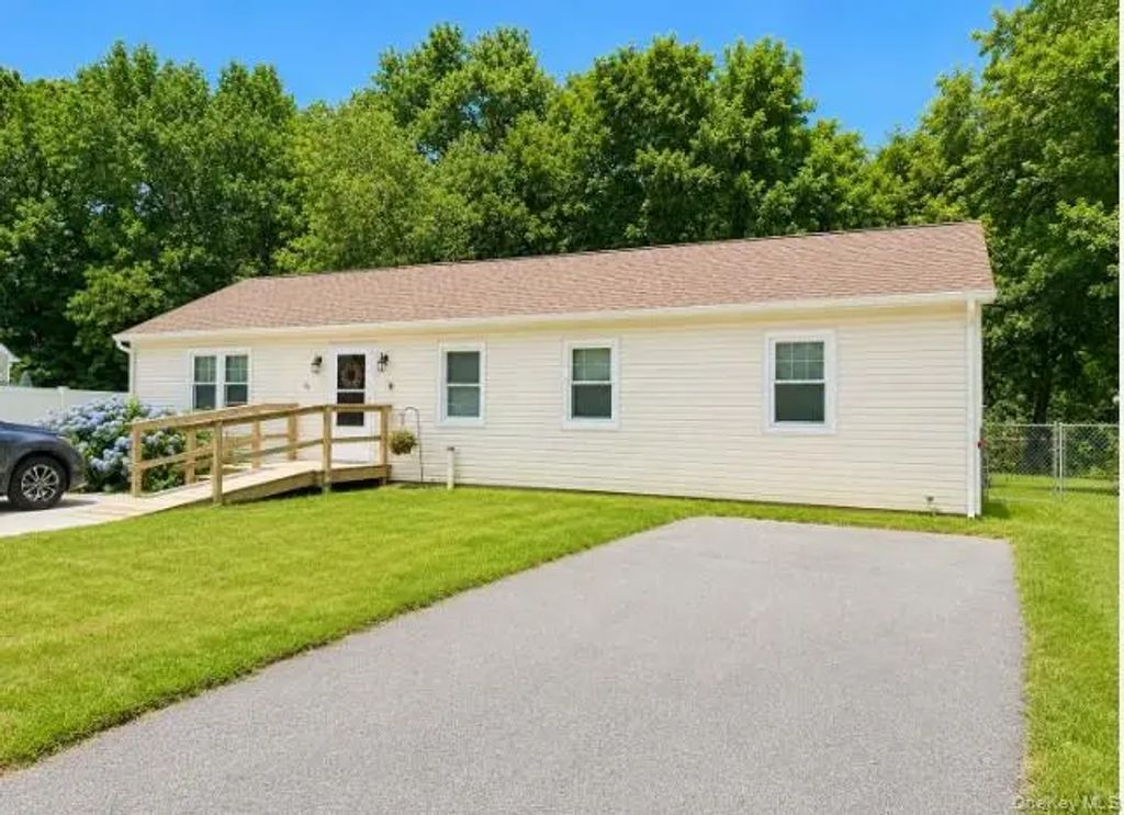 14 Shorehaven Boulevard, Ronkonkoma