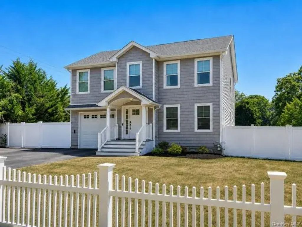 15 Comet Place, Patchogue