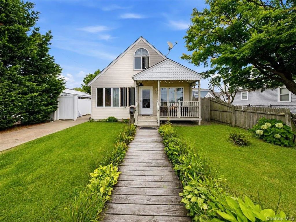 95 E Riviera Drive, Lindenhurst