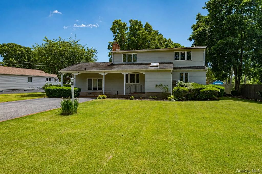 118 Tamarack Street, Islip