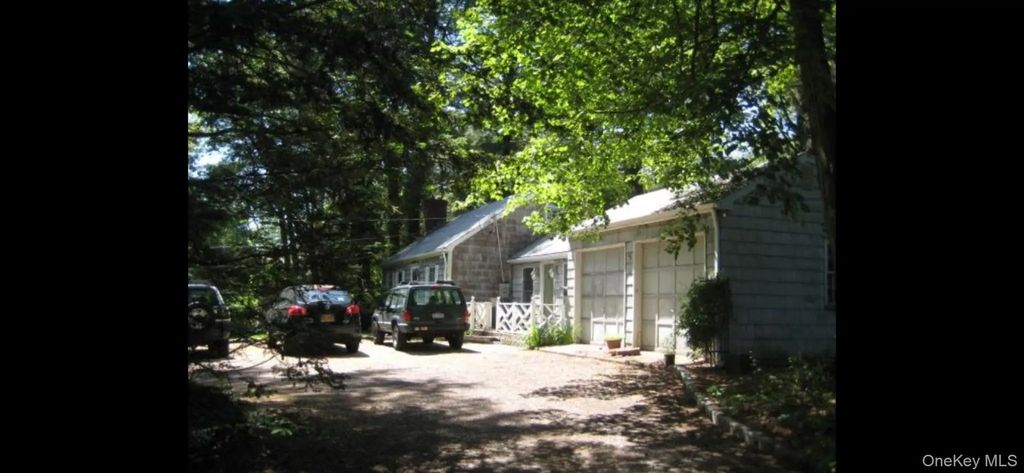 11 Mary Lane, Roslyn Harbor