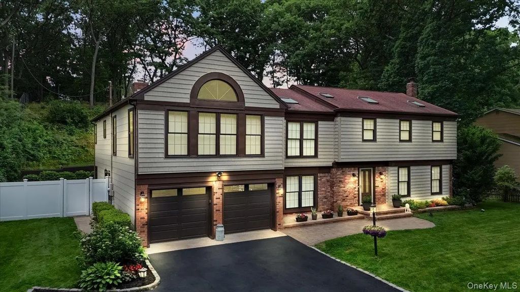 10 Burham Drive, Smithtown