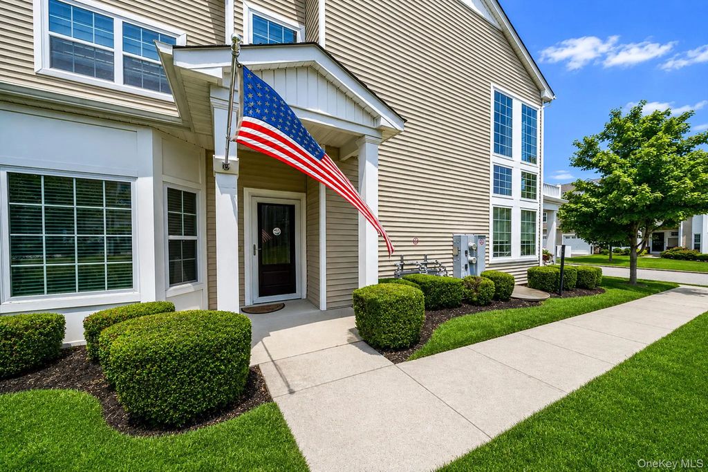 32 Avery Way, Blue Point