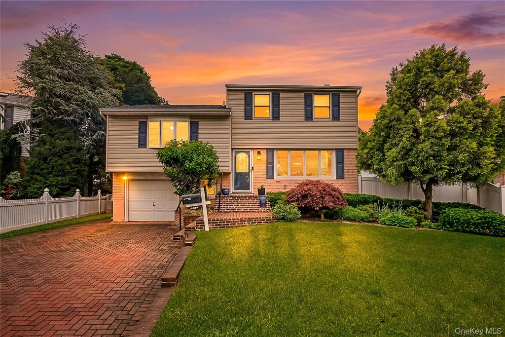 911 Harlane Circle, North Bellmore