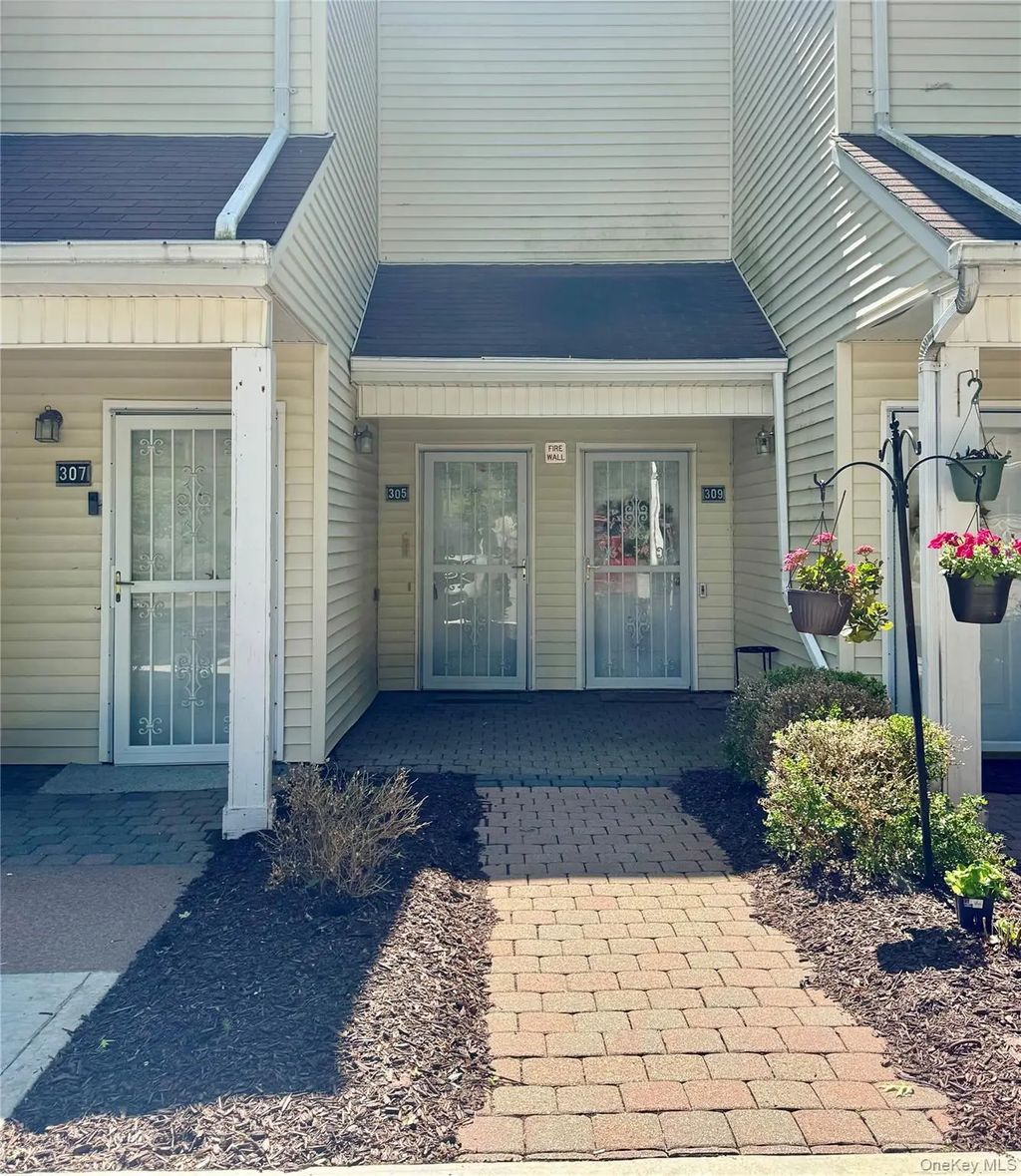 305 Gazebo Court, New Windsor
