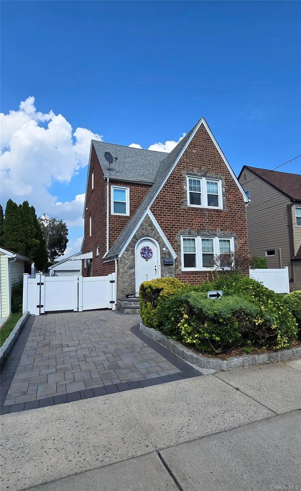 472 Macatee Place, Mineola