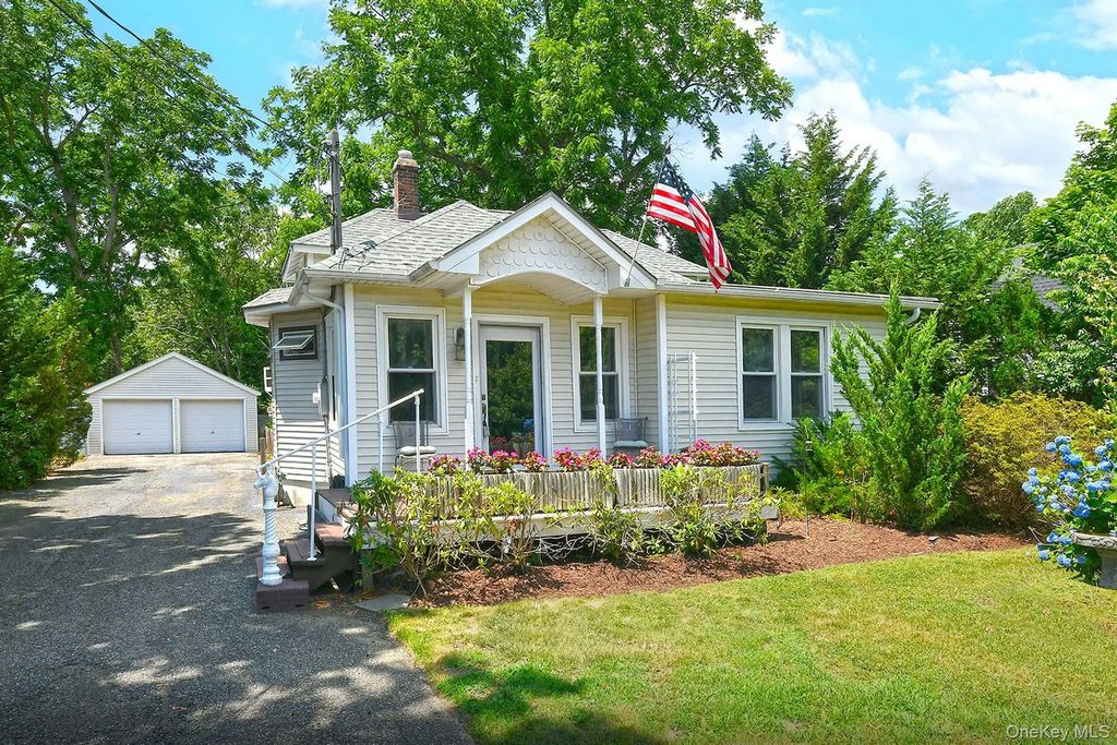 38 Roosevelt Avenue, Sayville
