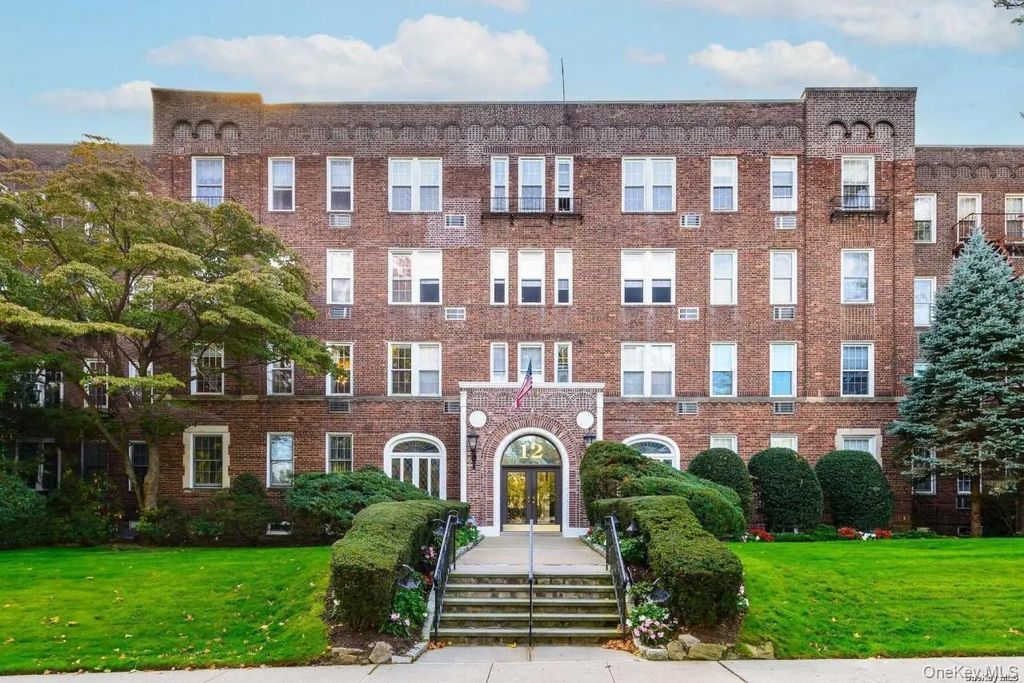 12 Hamilton Place B6, Garden City