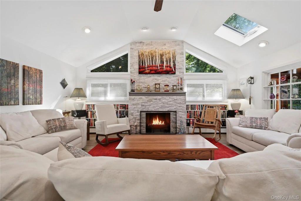25 Valley Circle, Miller Place