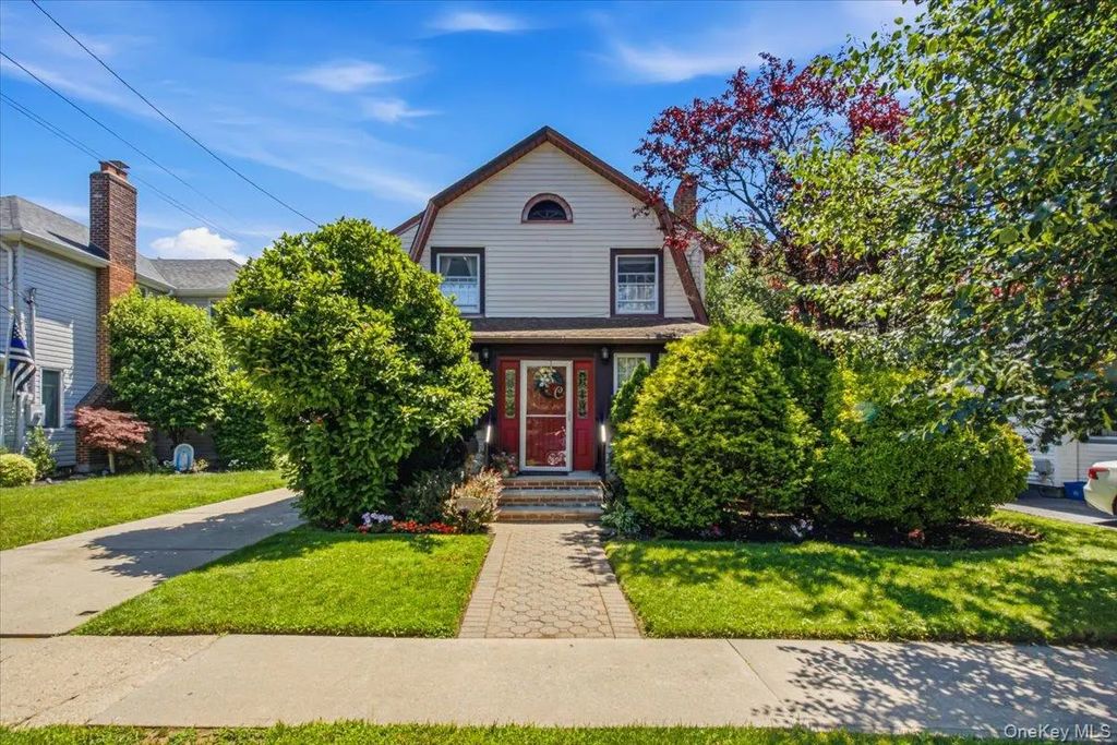 33 Rogers Place, Floral Park