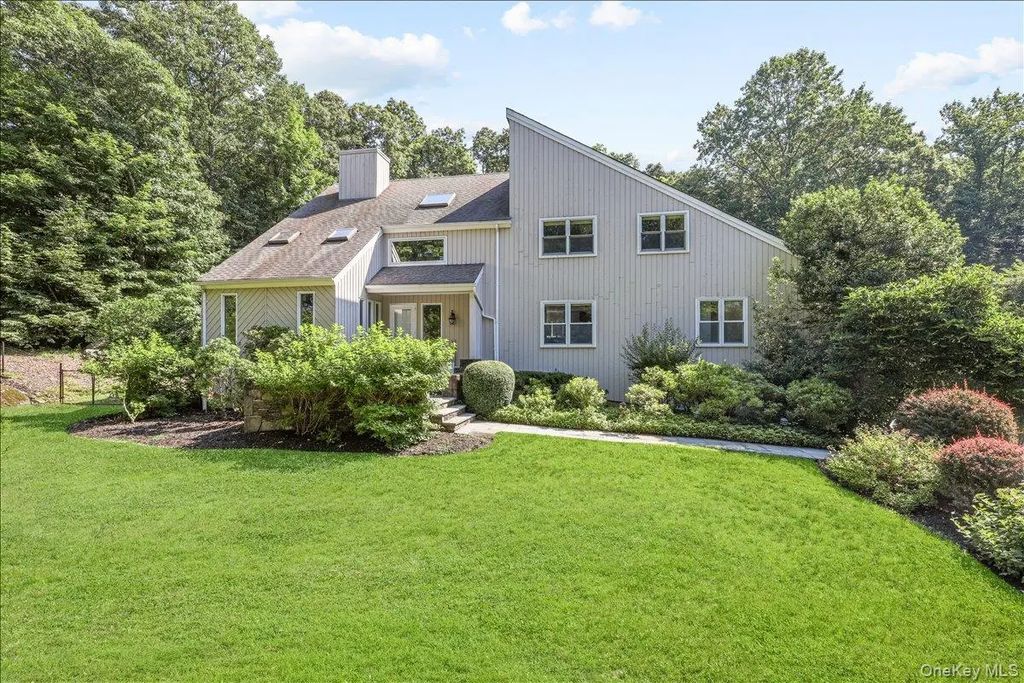 10 Woodland Court S, Bedford
