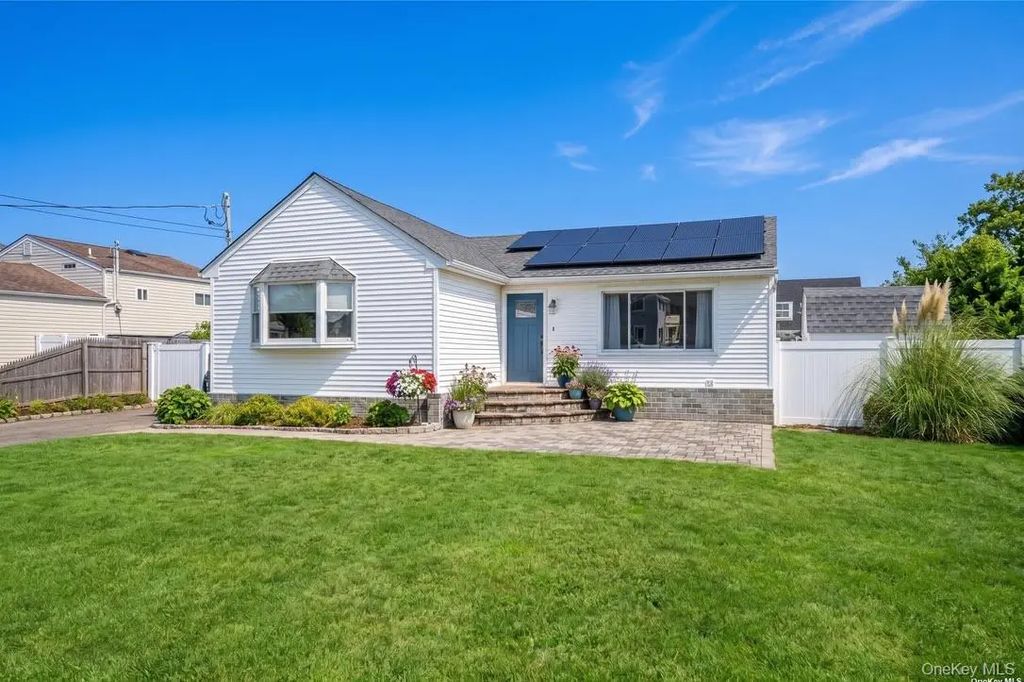 20 E Seacrest Avenue, Lindenhurst