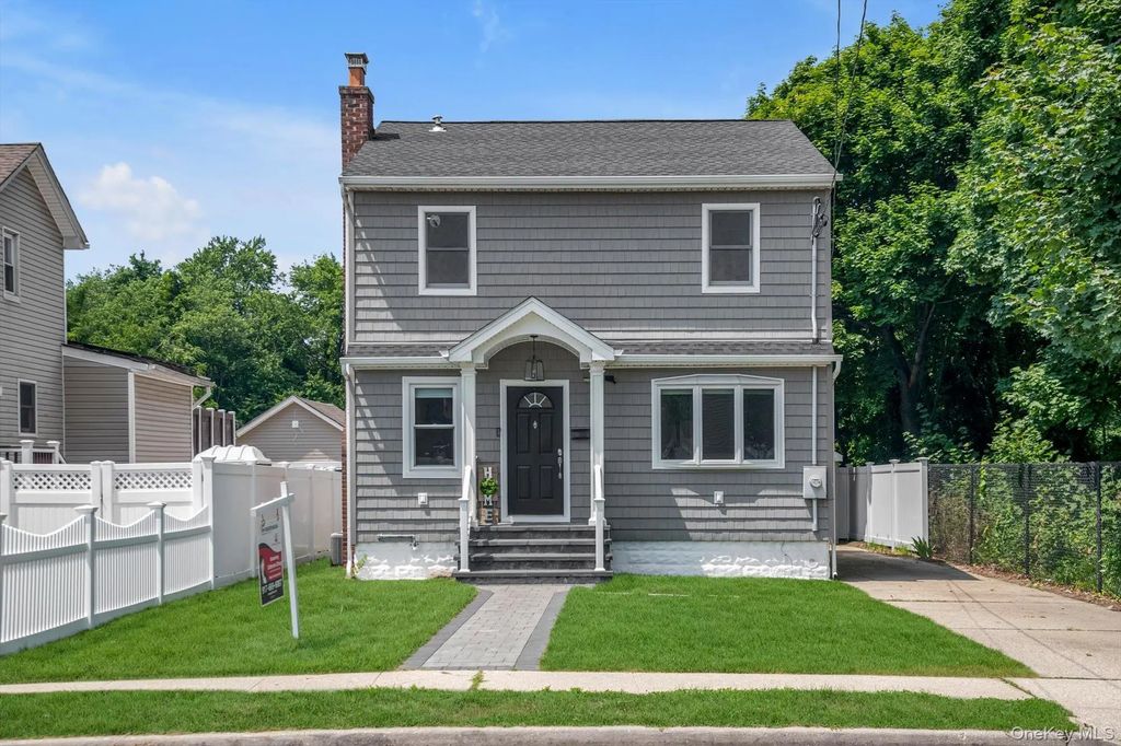 498 Farmers Avenue, Bellmore