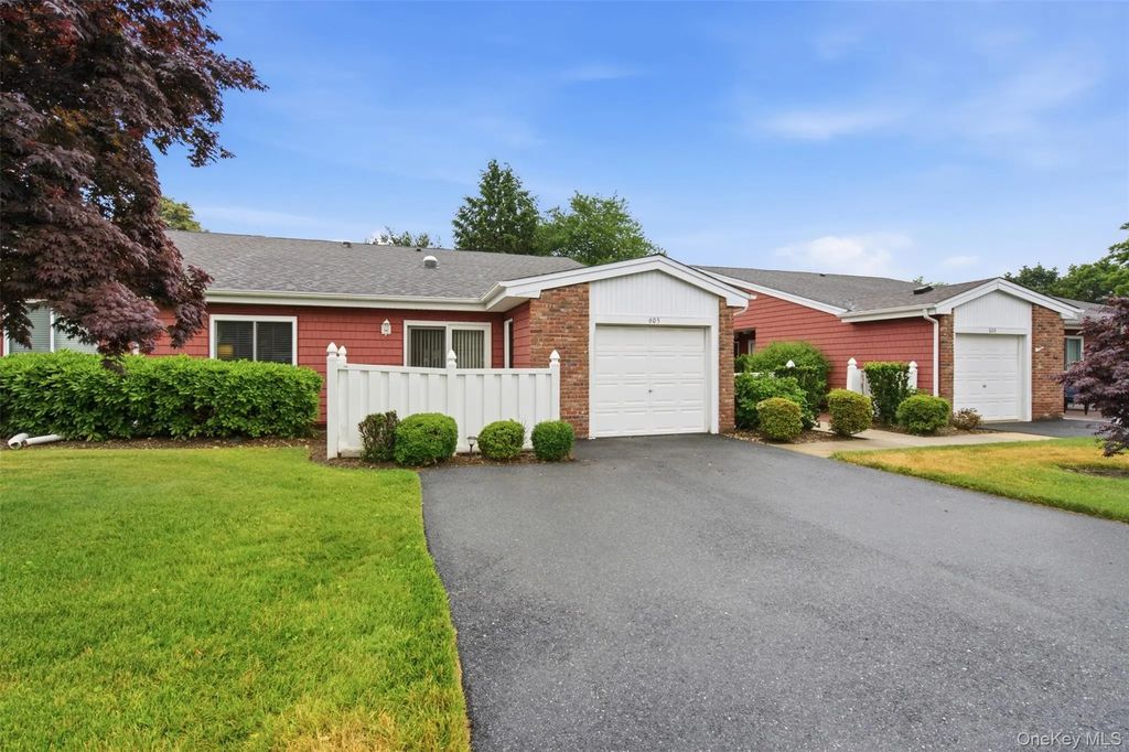 606 Flair Court W, Saint James