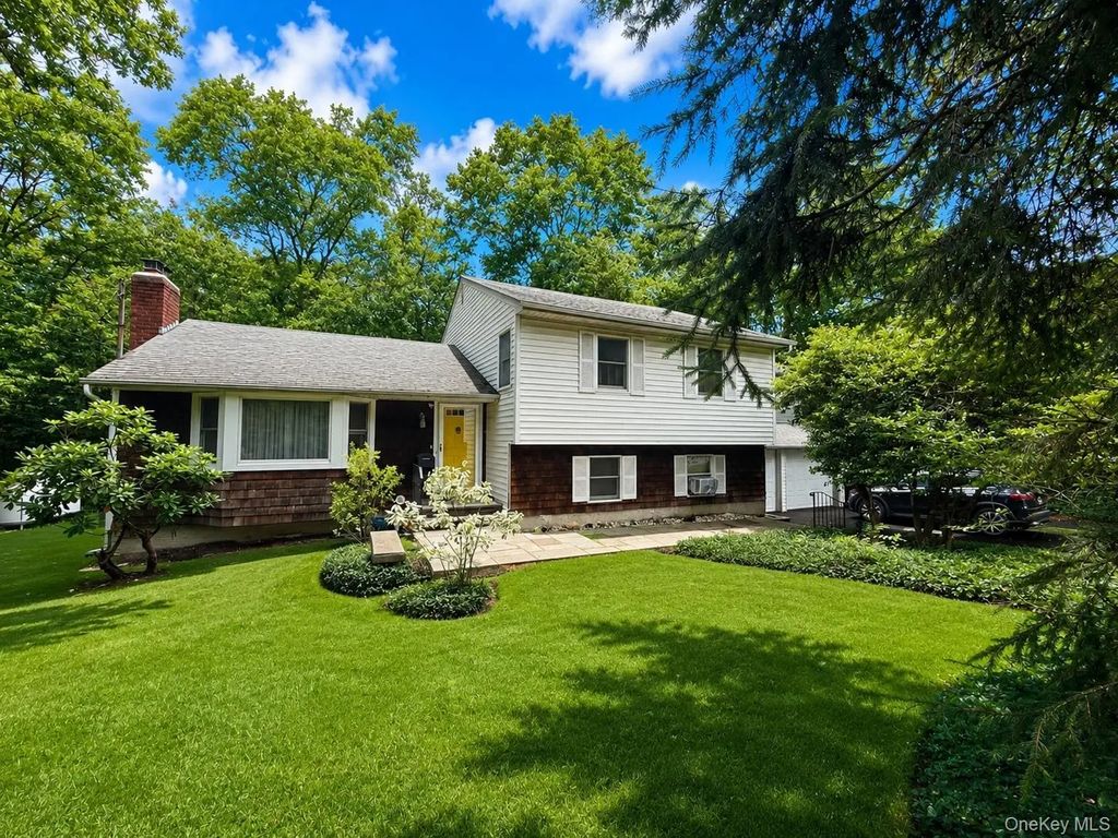 17 Arbor Lane, Dix Hills