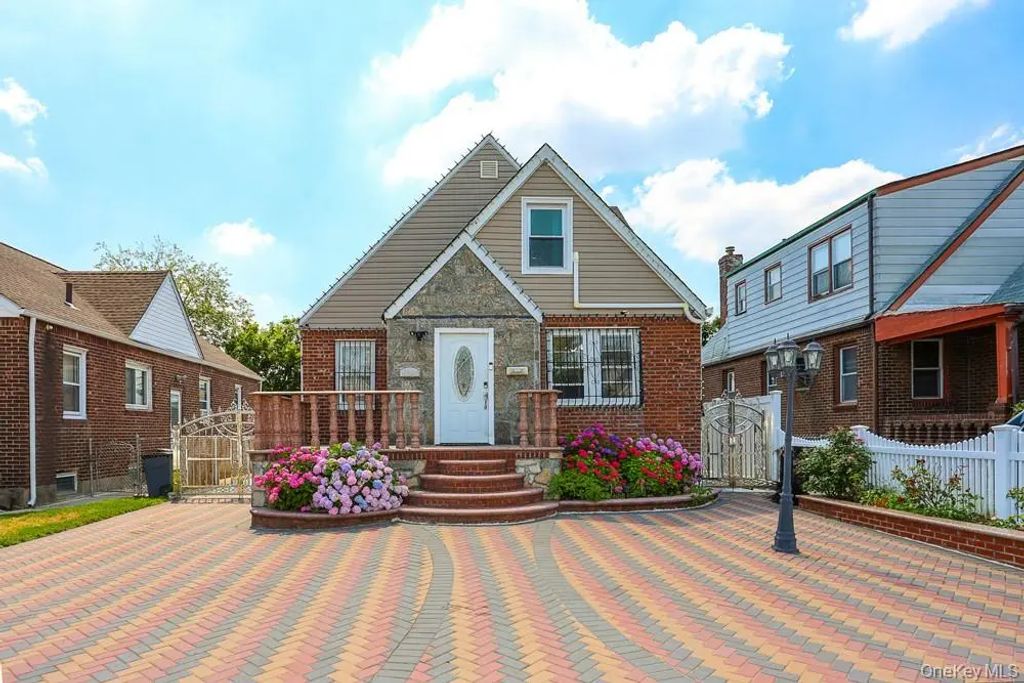 18348 Camden Avenue, Saint Albans