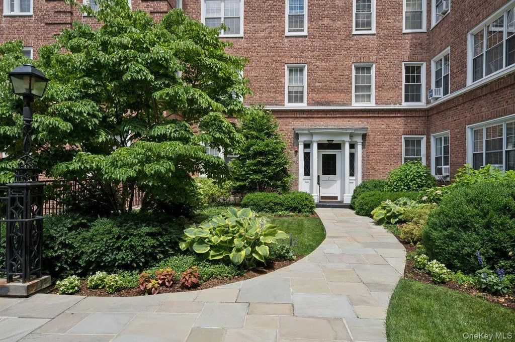 7 Midland Gardens # 1m, Bronxville