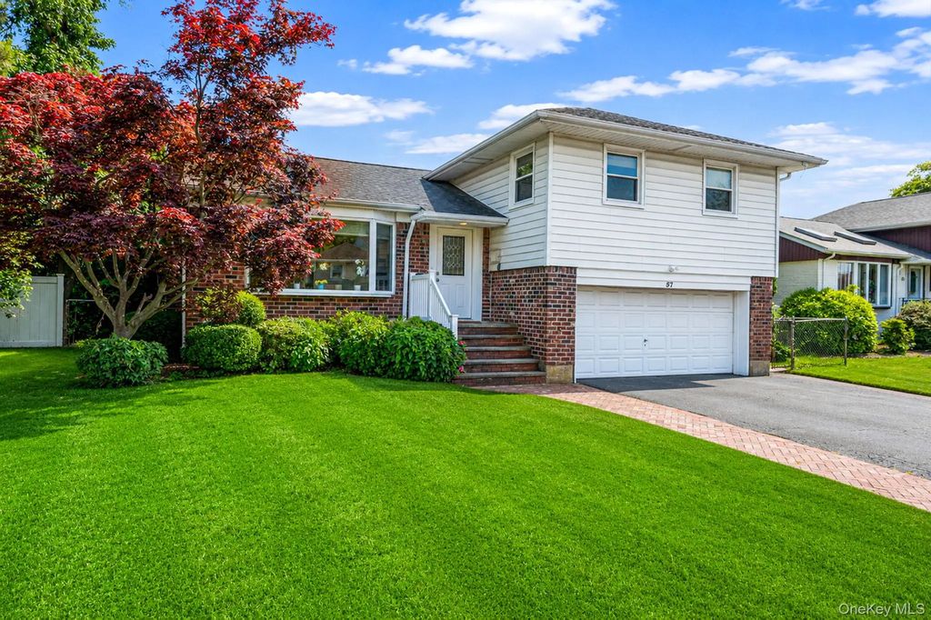 57 Blanche Street, Plainview