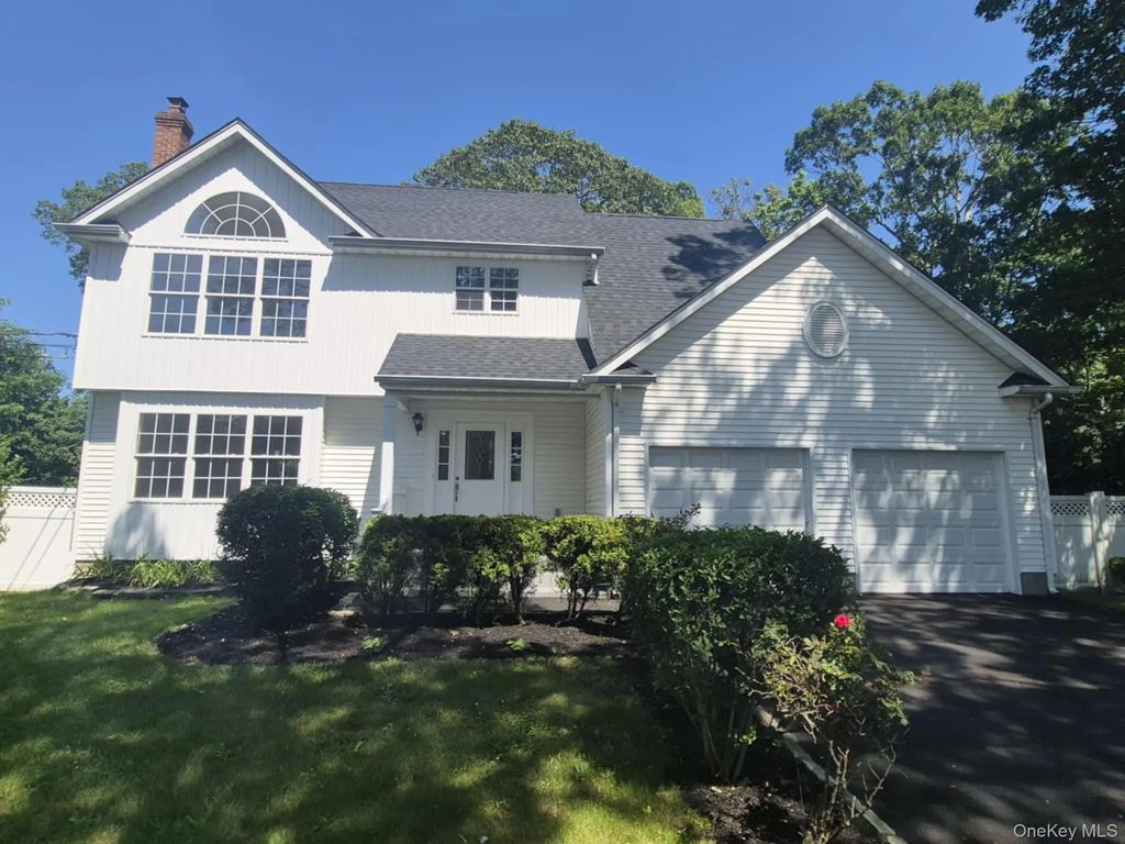 89 Railroad Avenue, Center Moriches
