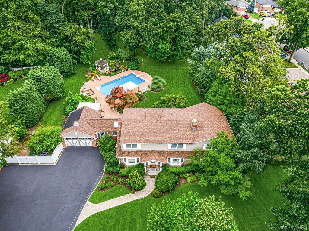 863 Richmond Road, East Meadow