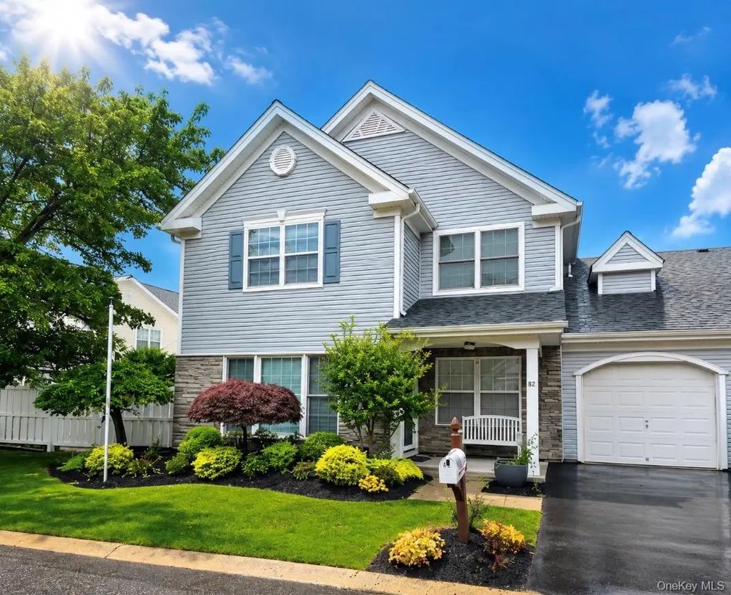 82 Kate Circle, Middle Island