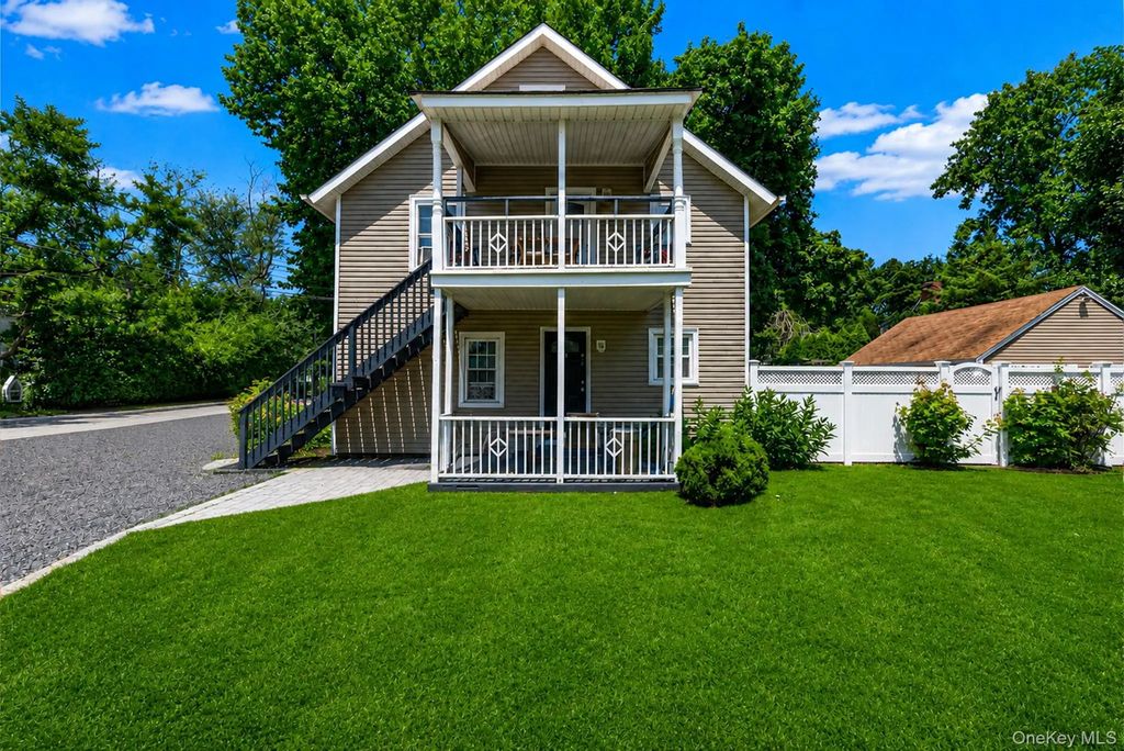22 Locust Avenue, Glen Head