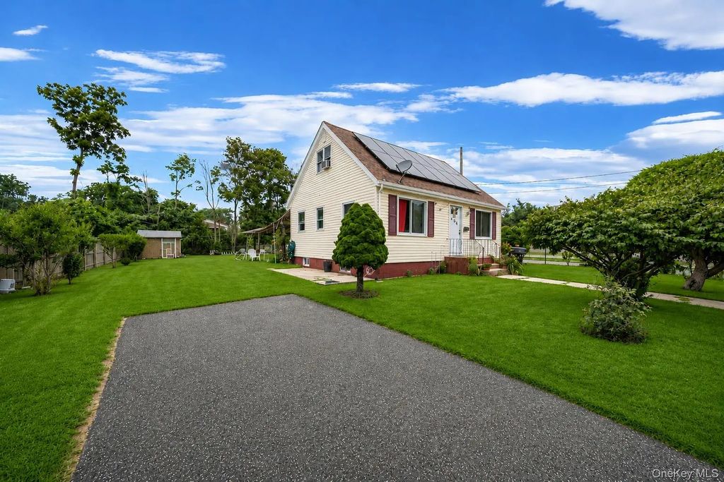 366 Albany Avenue, Amityville