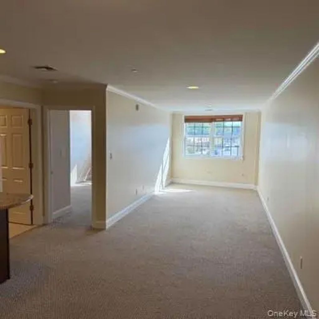 14 Willis Ave, Syosset