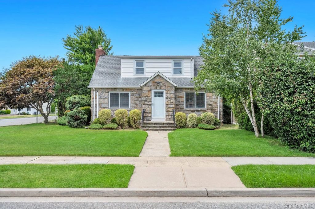 52 Yorktown Street, Rockville Centre