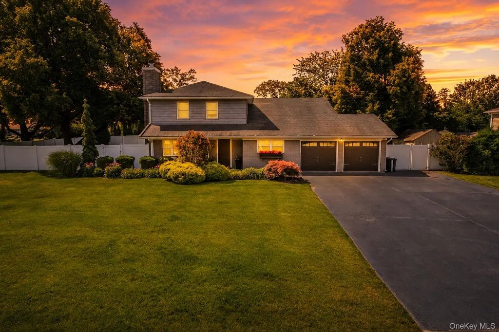 8 Feather Lane, Commack