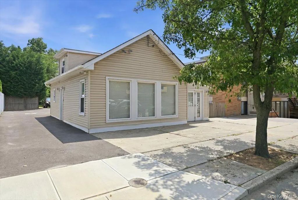 2169 Wantagh Avenue, Wantagh