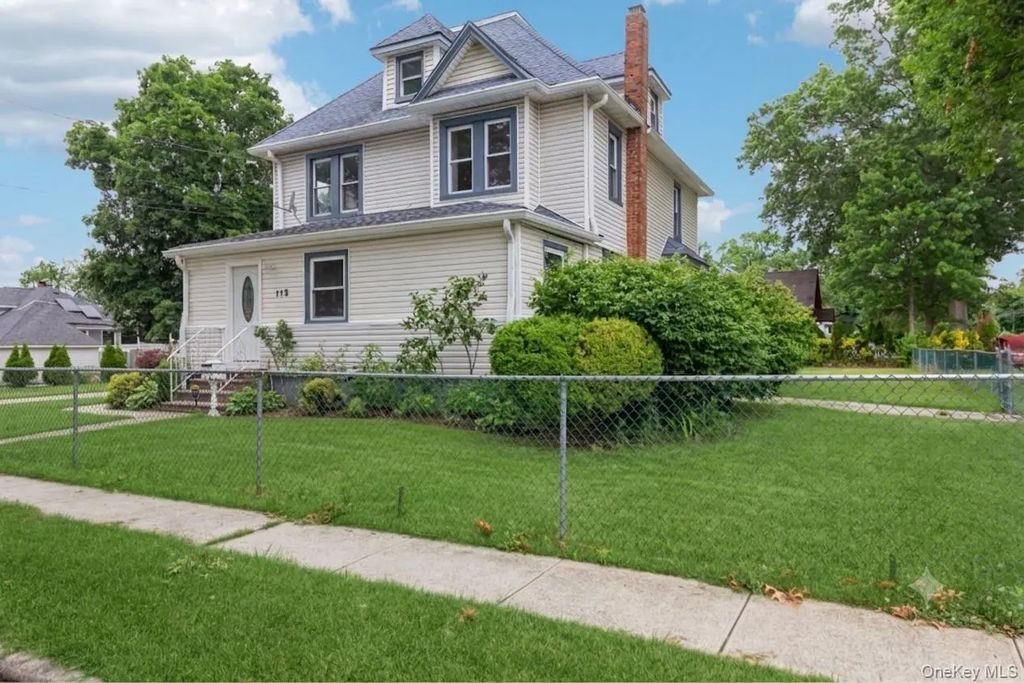 112 Woods Avenue, Roosevelt